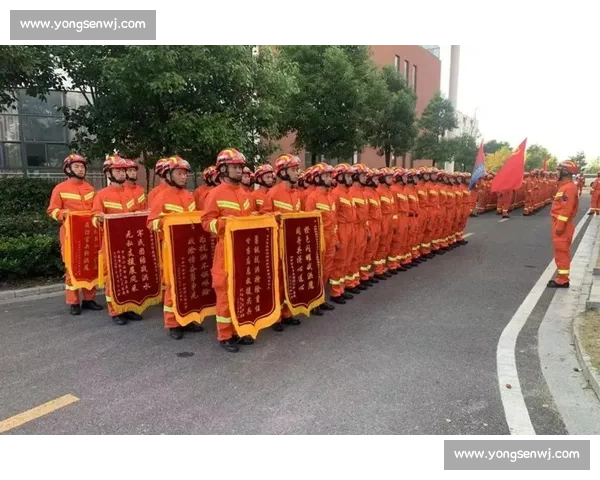 洪水中的生命托举：榕江消防员用身躯筑起 “避风港”